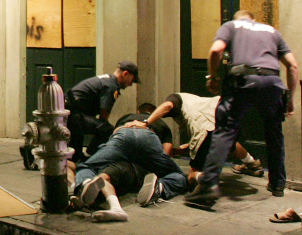 Unos policías apalean a un hombre de 64 años de edad, Nueva Orleáns, Luisiana, 2005.