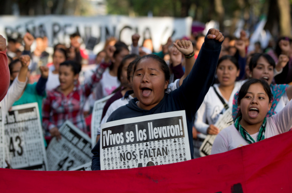Ciudad de México, febrero 2015: Una protesta a raíz de la desaparición de 43 alumnos de la escuela normal Raúl Isidro Burgos de Ayotzinapa, Guerrero. Afiches: 