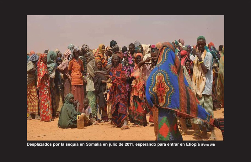 Desplazados por la sequía en Somalia en julio de 2011, esperando para entrar en Etiopía
