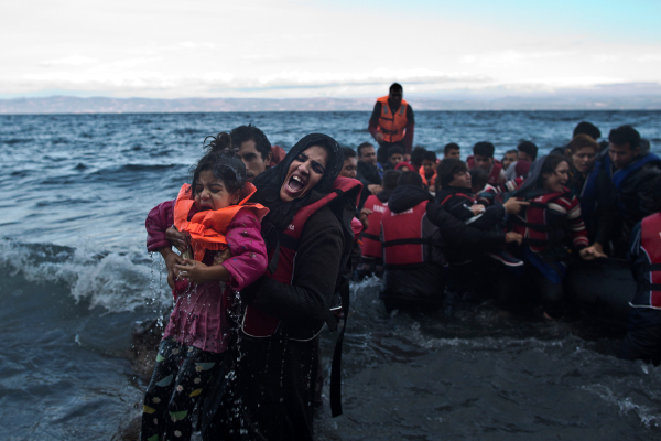 Unos refugiados llegan por bote inflable a la isla griega de Lesbos, 2015