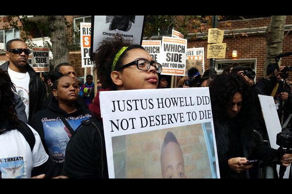Justus Howell fue asesinado por la policía en Zion, Illinois, el 14 de abril 2015. Traducción del letrero: Justus Howell No Merecía Morir