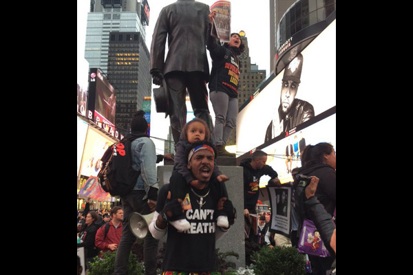 Jóvenes y otros llevan el mensaje a Times Square. La policía los atacó y arrestó a seis personas