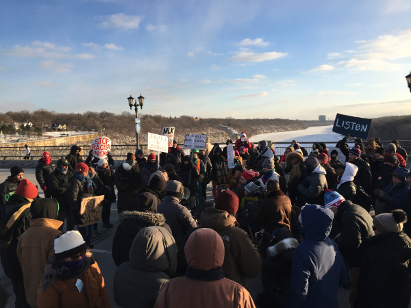 Exigiendo justicia para Jamar Clark y Marcus Golden, dos grupos de manifestantes soportaron las temperaturas bajo cero para bloquear un puente sobre el río Misisipí entre las ciudades de Minneapolis y St. Paul, Minnesota el 18 de enero de 2016.
