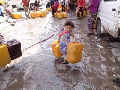 Alrededor del 80% de las personas en Yemen están en necesidad desesperada de las necesidades básicas debido a la pobreza extrema a largo plazo drásticamente empeorada por ataques de Arabia Saudita y los combates entre otras fuerzas reaccionarias. La chica de arriba es uno de los nueve millones de niños en todo Yemen que luchan para conseguir el acceso al agua potable. 