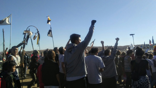 El 5 de noviembre, delegaciones de las tribus hopi y lakota llegaron al campamento principal en Standing Rock. La tribu hopi vino corriendo todo el camino desde Arizona. ¡Un poderoso impacto!