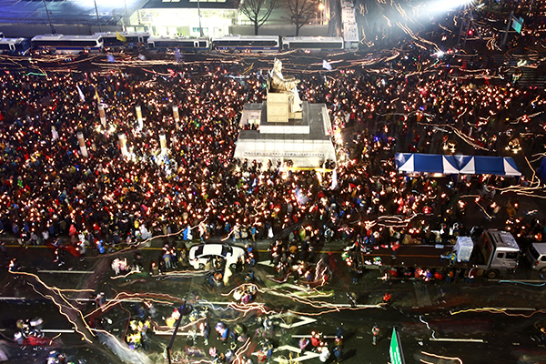 Para el quinto fin de semana consecutivo, las masas de manifestantes ocupan avenidas importantes en el centro de Seúl exigiendo el derrocamiento de Park, 26 de noviembre.