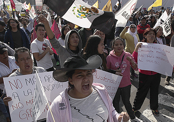 Marcha de estudiantes universitarios contra el alza del precio de gasolina, Ciudad de México, 8 de enero.