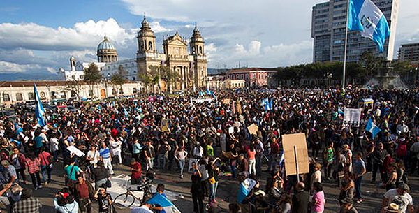 Miles de guatemaltecos protestan frente al Palacio Nacional en la Ciudad de Guatemala el 12 de marzo, clamando justicia para las 40 niñas que murieron quemadas en un albergue administrado por el gobierno.