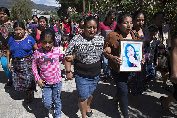 Una procesión fúnebre para una de las muchachas que perecieron en el incendio en el albergue para niños cerca de la Ciudad de Guatemala.
