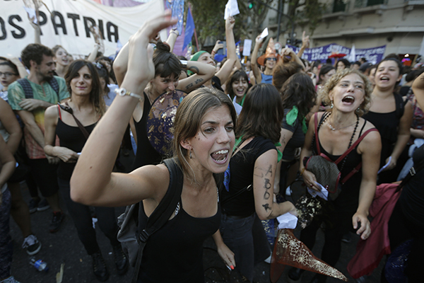 En Buenos Aires, Argentina, decenas de miles de personas tomaron parte en Ni Una Menos (es decir, ni una mujer más asesinada por la violencia a manos de hombres).
