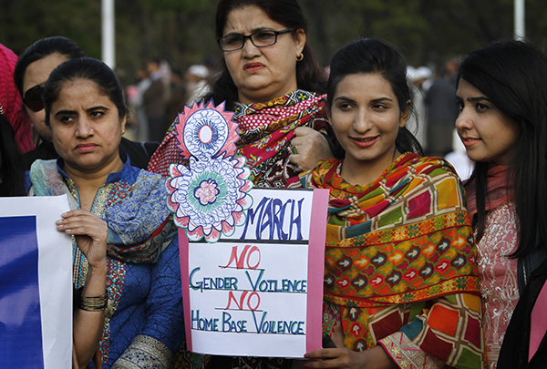 En Islamabad, Pakistán, mujers y hombres protestaron con pancartas que exigían un fin a los ataques contra las mujeres.