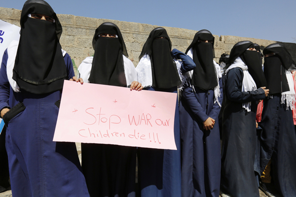 En Sanaa, Yemen, mujeres protestaron frente a las oficinas de la ONU con pancartas que decían “¡Las mujeres yemeníes mueren debido a la guerra y el asedio”.