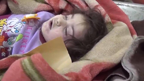 Una de los muchos niños muertos por ataques aéreos estadounidenses en Mosul, Irak.