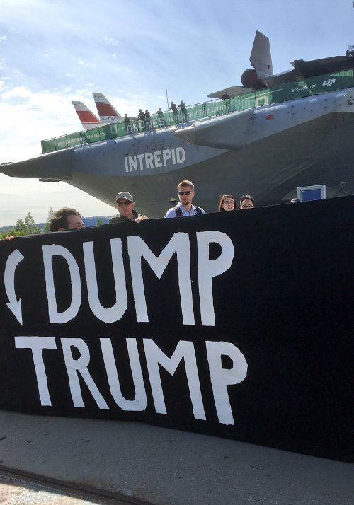 Una pancarta frente al lugar donde Trump pronunció un discurso a bordo del Intrépido
