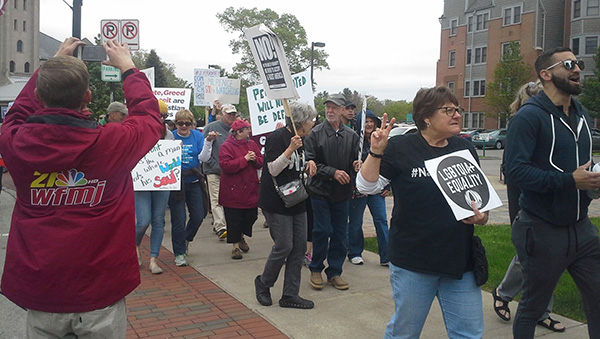 Los manifestantes le dicen ¡NO! a Pence en una universidad cristiana en el oeste de Pensilvania