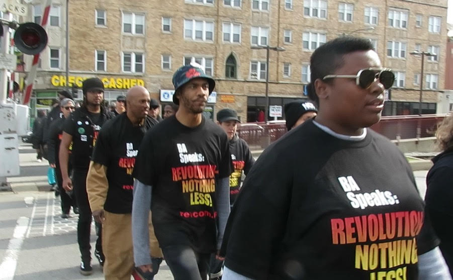 Miembros del Club Revolución marchaban en formación hacia el mitin del 20 de mayo en Chicago