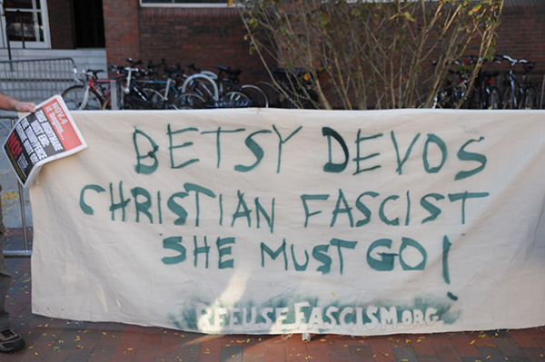 Protesta contra DeVos en Harvard.