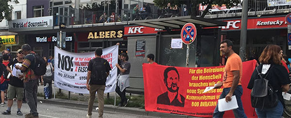 Los partidarios del nuevo comunismo de Bob Avakian juntaron a los manifestantes