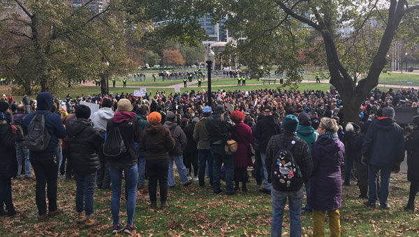 Contraprotesta contra los supremacistas blancos en la plaza Boston Commons, Boston, 18 de noviembre de 2017