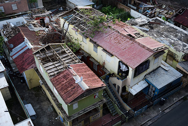 Los fuertes vientos de María en Puerto Rico hicieron volar láminas de zinc que cubrían las casas