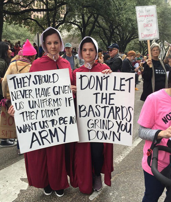 Las mujeres vestidas de 'Handmaids' in La Marcha por DACA y para Reclamar Nuestra Humanidad