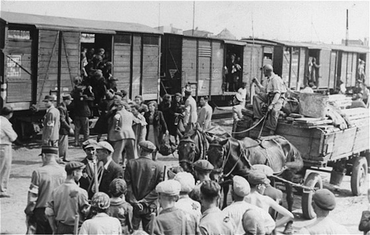 Judíos del gueto de Lodz que se cargan en trenes de mercancías para su deportación al centro de exterminio de Chelmno. Lodz, Poland, entre 1942 and 1944.