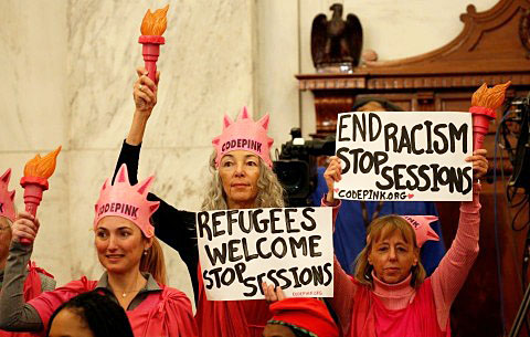 Code Pink protesta contra Sessions en Sacramento, California, marzo de 2018.
