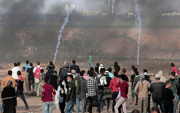 Al correr miles de palestinos hacia la cerca de alambre de púas que los encierra en el más grande campo de concentración del mundo, Israel respondió una vez más con violencia: municiones vivas, balas de caucho y “enormes ráfagas de gas lacrimógeno”, 27 de abril de 2018.