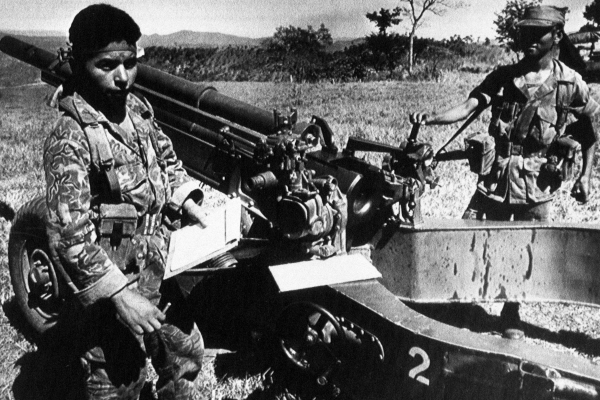 Salvadoran government soldiers with a howitzer gun, 1987.