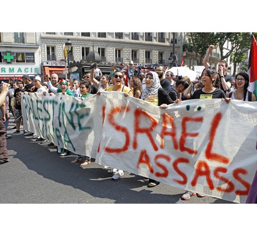 París, Francia, 19 de julio: Unos manifestantes desafían la prohibición del gobierno francés contra toda manifestación pro palestina. Foto: AP