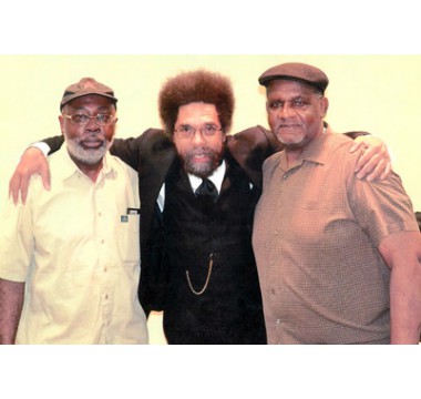 Clyde Young (a la derecha) con Carl Dix (a la izquierda) y Cornel West (en el centro), Los Ángeles, abril 2011