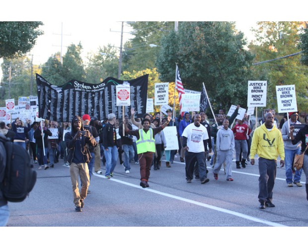 Ferguson, Misuri: La marcha por la calle West Florissant, donde la policía ha atacado con saña a los manifestantes. Foto: Especial para Revolución/revcom.us
