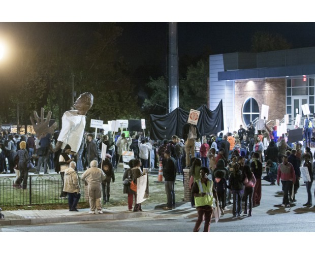 Ferguson, Misuri: Cientos de manifestantes permanecieron en las calles muy noche: En la imagen, la comisaría de la policía. Foto: Especial para Revolución/revcom.us