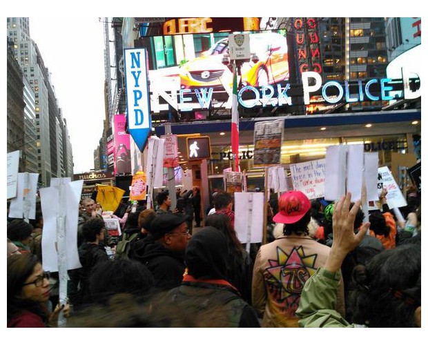La marcha entra a Times Square, Ciudad de Nueva York. Foto: Twitter/ @BAEverywhere [BA en Todas Partes]