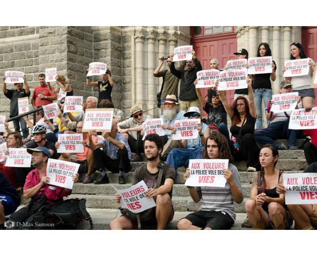 Mitin del 22 de octubre, Québec, Canadá. Las pancartas se leen: '¡LADRONES! La policía roba vidas'. Foto: D-Max Samson