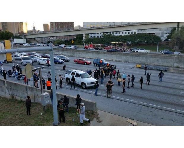 Atlanta: A human blockade shut down I-75/85 protesting mass incarceration and police brutality. Photo: Twitter/@Mo_Cain
