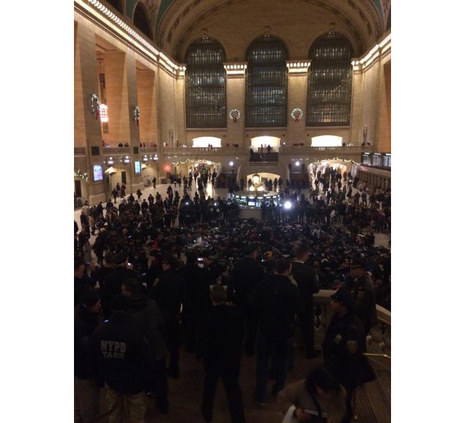NYC die-in at Grand Central Station 915pm. Photo: Twitter/B4I0