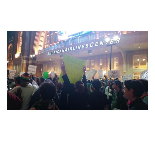 Dallas protest at American Airlines Center. Twitter/TheRealWhytney