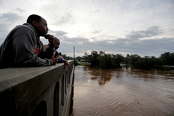 Las inundaciones y las tormentas, y sus consecuencias, a menudo causan sus mayores estragos en los pobres, los negros y los pueblos oprimidos, y en los inmigrantes. Una vista del río Cape Fear, Carolina del Norte, inundado por el huracán Florence, septiembre de 2018.