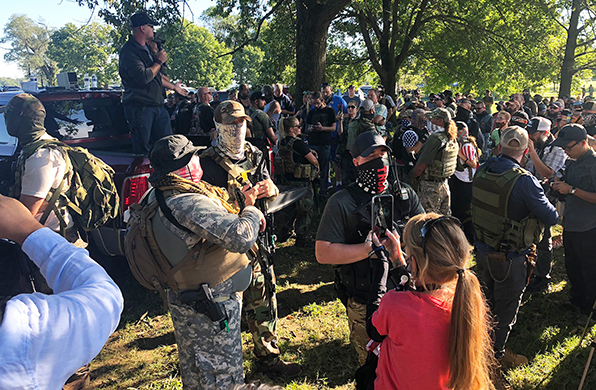 activistas milicianos con el grupo “Vikingos Furibundos” en el parque Cox, Louisville