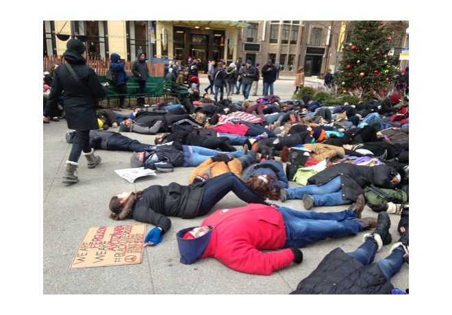 Demonstrators at a shopping plaza along Chicago's Michigan Avenue. Nov. 28, 2014. photo: AP
