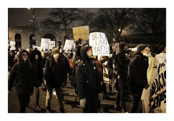 Hundreds of people protested at Chicago police headquarters and then took the streets, shutting down Lake Shore Drive for hours. Chris Riha(@TalentedMrRiha, Instagram.com/superbia454)