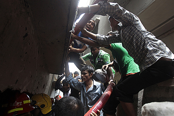 People trying to escape Bangladesh factory fire.