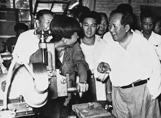 Mao TseTung talking with students