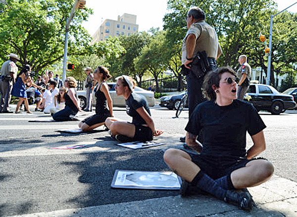 13 de agosto de 2014, Austin, Texas: Viajeros por la Libertad Pro Derecho al Aborto en frente de la mansión del gobernador texano Rick Perry.