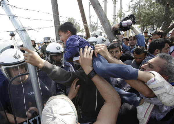 Migrants in Idomeni clashed with police when they tried to tear down a section of border fence between Greece and Macedonia and escape to Europe, April 7, 2016.