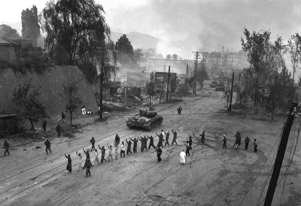 Marines en la calle del pueblo con los presos.