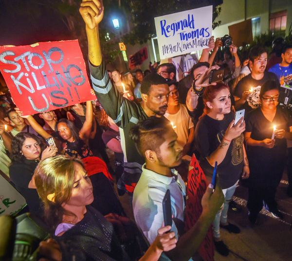 Candlelight vigil for Reginald Thomas at Pasadena City Hall, September. 30, 2016. (Photo: Walt Mancini/The Pasadena Star-News via AP)