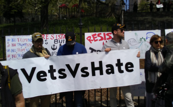 Veteranos protestan contra Trump