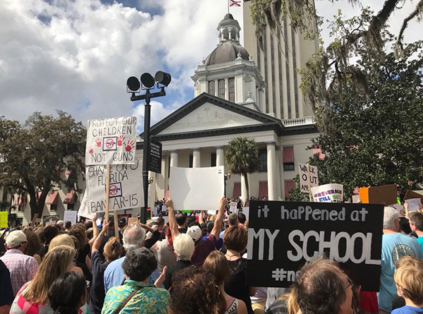 Estudiantes protestan por los tiroteos escolares frente al capitolio del estado de Florida
